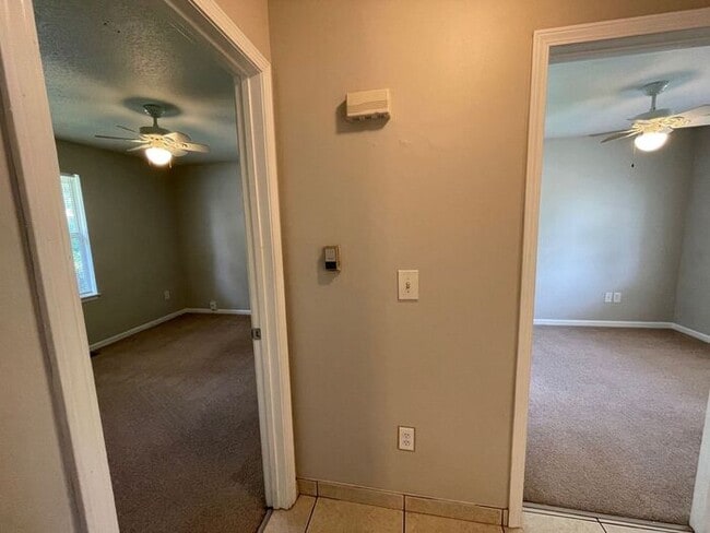 Building Photo - 2 Bedroom / 1 Bathroom Duplex in Blue Spri...