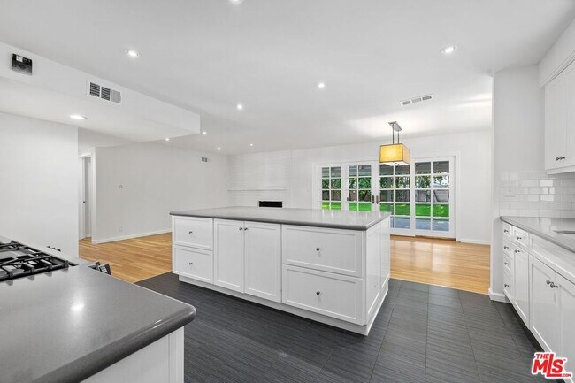 Building Photo - 9344 Valjean Ave