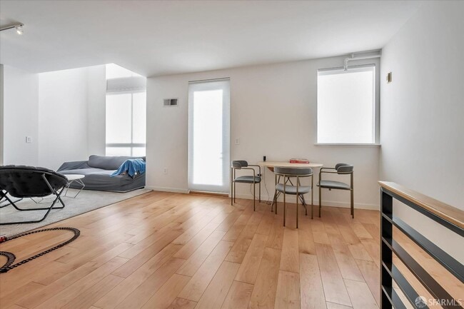 Building Photo - 69 Clementina St