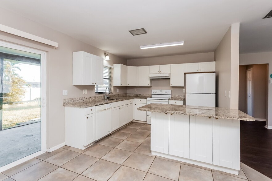 Building Photo - 139 SE 19th Ln