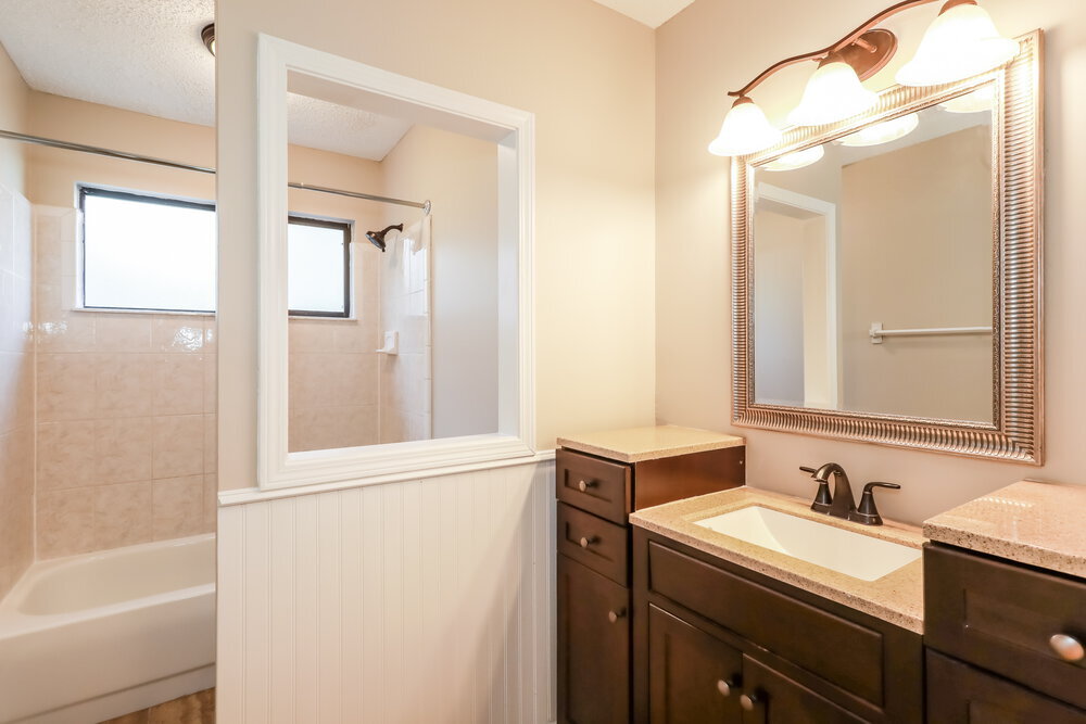 Building Photo - 6145 Island Forest Dr