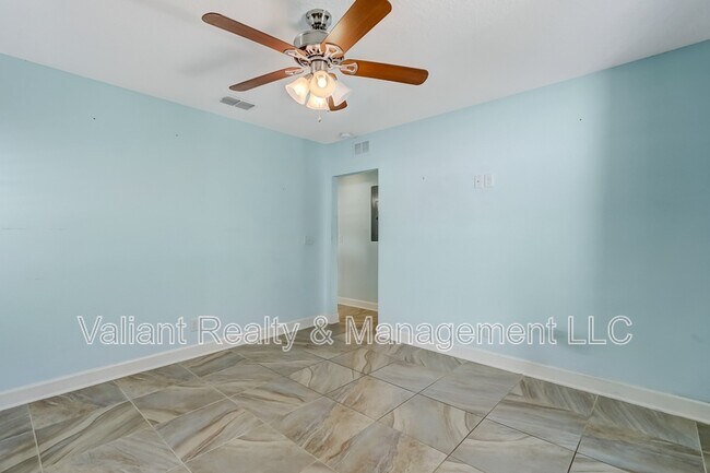 Building Photo - 2110 3rd St