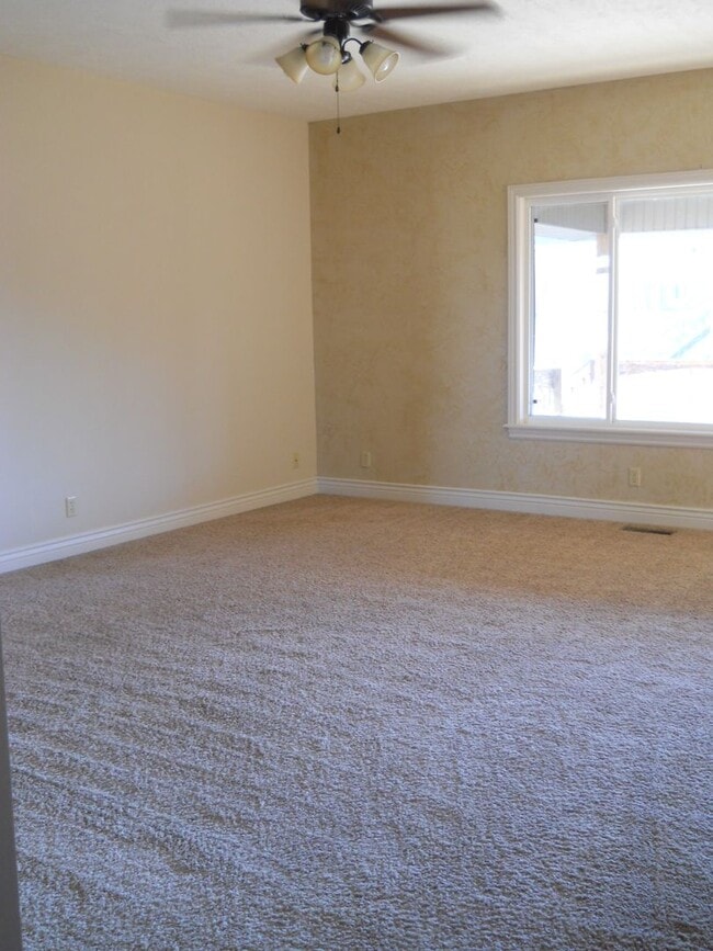 Building Photo - Beautiful 3 bedroom house in a quiet HOA neighborhood with lots of perks!