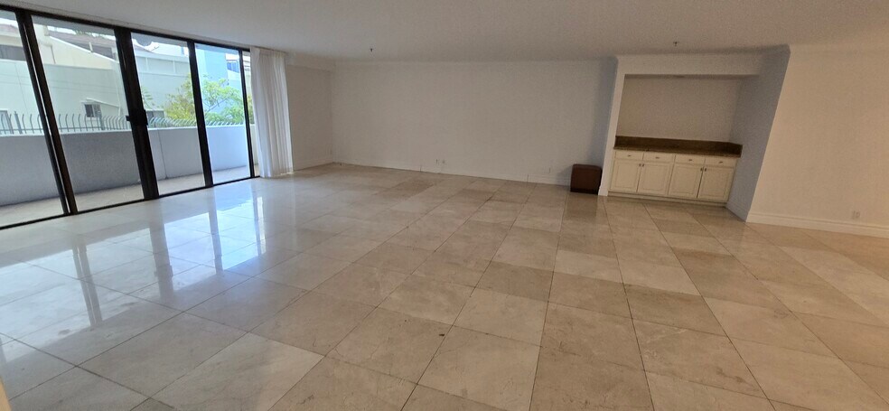 Building Photo - 10660 Wilshire Blvd