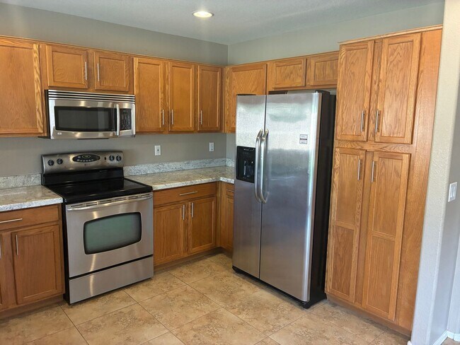 Building Photo - **BEAUTIFUL 3BEDROOM/2BATHROOM HOME LOCATE...