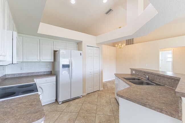 Building Photo - 3303 SW 8th Ct
