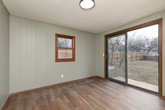 Building Photo - 2 Bedroom 1 Bathroom Home Located within w...