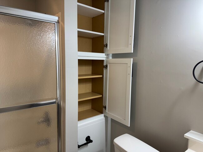 Building Photo - 402 Fernando St NE