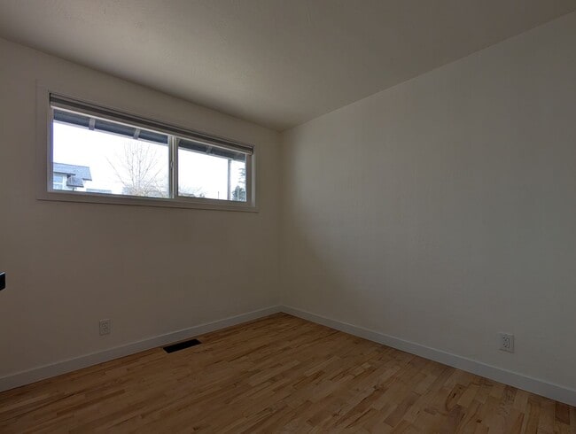 Building Photo - updated 4bed/2bath duplex near Oakway Rd