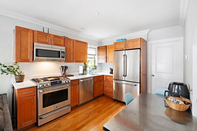 Building Photo - 102 D St