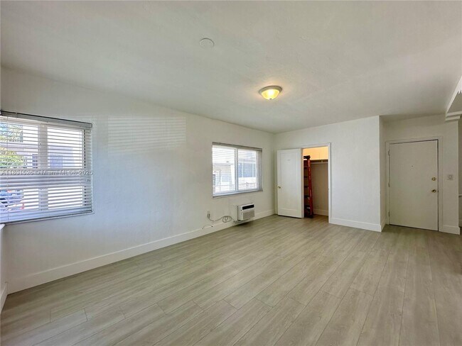 Building Photo - 955 Bay Dr