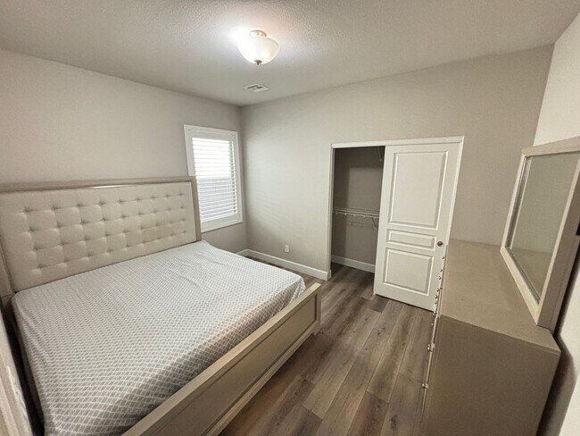 Building Photo - Contemporary 4Bed/3Bath/3 Car/+ Loft -residence located in the Silverado Ranch area