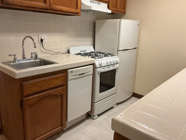 Building Photo - Los Caballeros #325