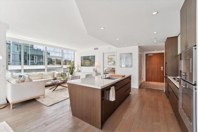 Building Photo - 2 bedroom in Bellevue WA 98004