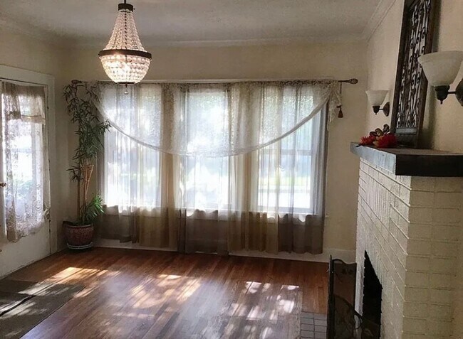 Building Photo - 3 bedroom 2 bath beautiful home with tons of character!