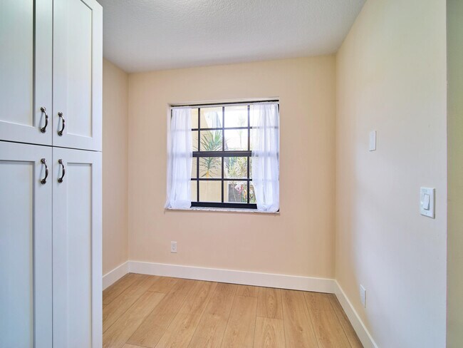 Building Photo - 1101 Pinecrest Cir