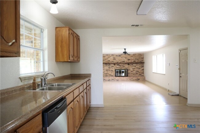Building Photo - 707 Old Seguin Luling Rd