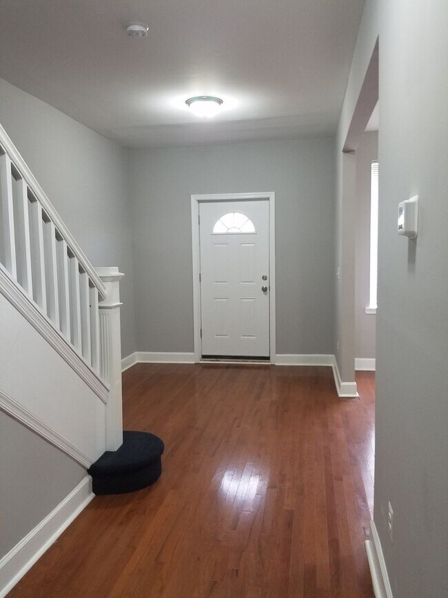 Building Photo - Baltimore - 3 Bedrooms and 1.5 baths Available!
