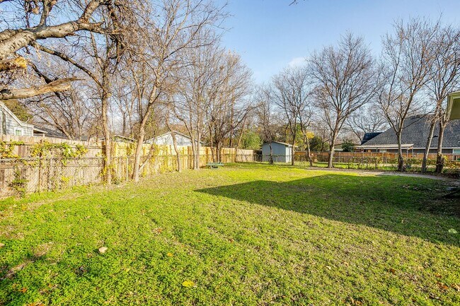 Building Photo - Remodeled 2 Bed 1 Bath Home Ready for New Tenants Near the River District-76114