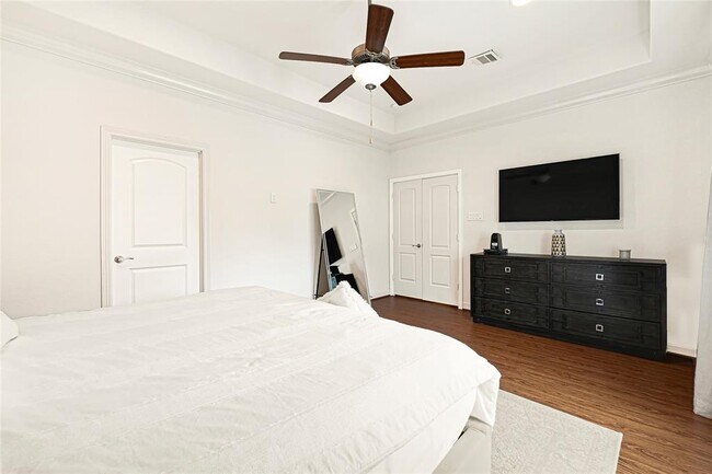 Building Photo - 1531 Woodbend Park S
