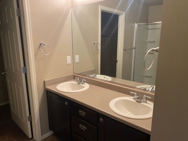 Building Photo - Charming, 3 story, 4 bed/3 bath on Corner Lot!