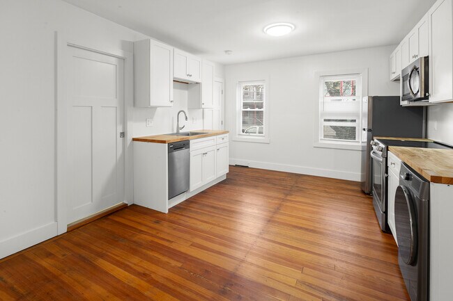 Building Photo - 323 Williams St