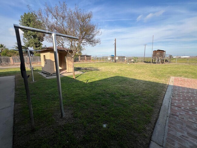 Building Photo - 7828 S Del Rey Ave