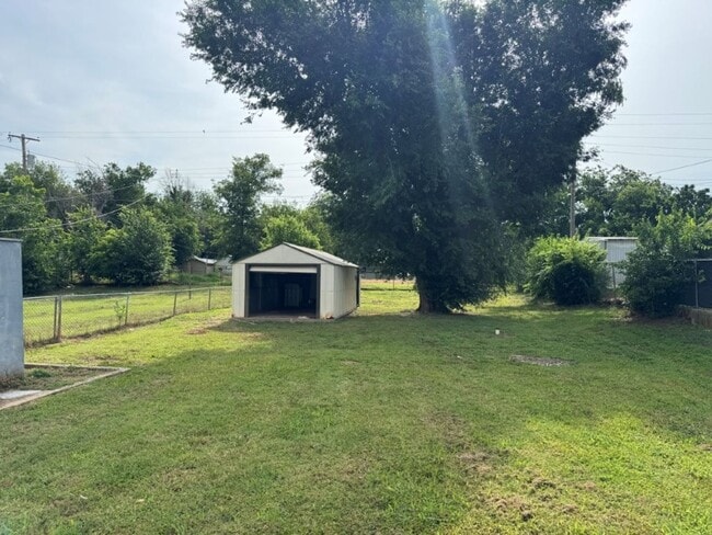 Building Photo - 3 bed 1 bath in Chickasha! Cute, clean and...