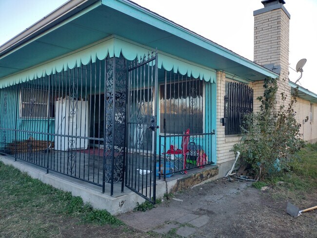 Building Photo - 1501 SW Monroe Ave