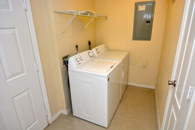 Building Photo - 110 SW Peacock Blvd