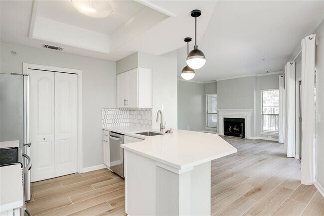 Building Photo - 6000 Shepherd Mountain Cove