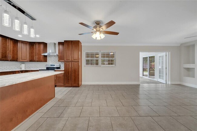 Building Photo - 1395 Meadowbrook St