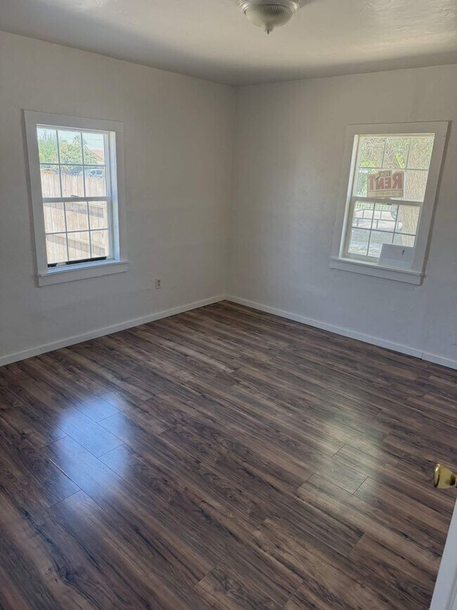 Building Photo - Newly remodel 2 Bedroom on Large lot