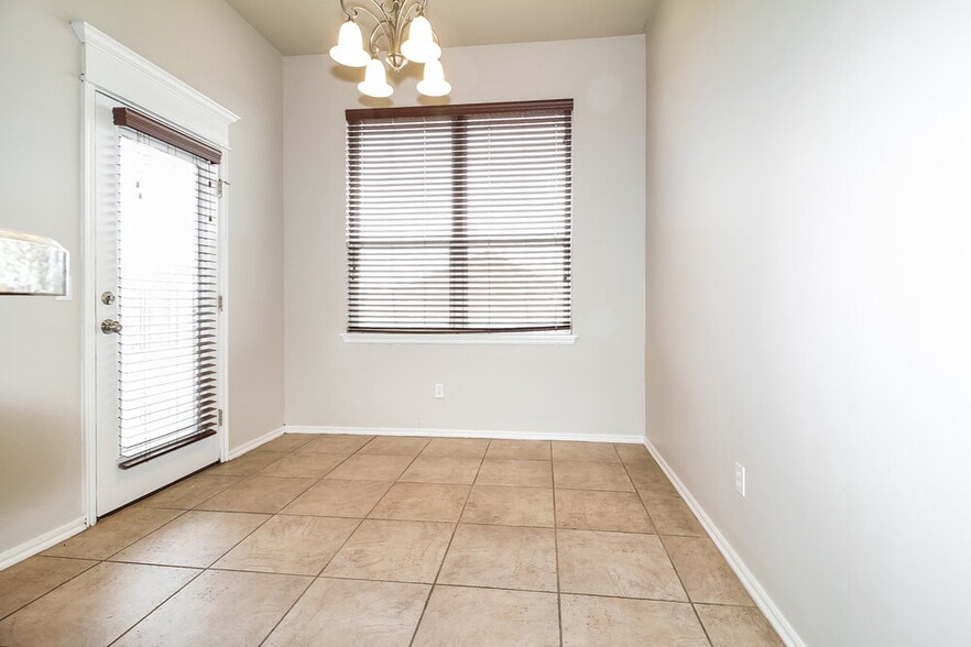 Building Photo - 2004 NE 32nd St