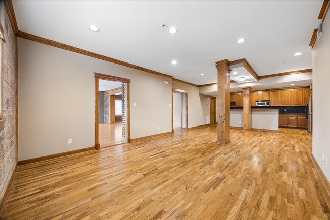 Building Photo - 215 W Norma St