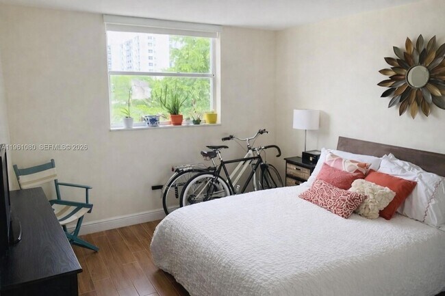 Building Photo - 1801 S Treasure Dr