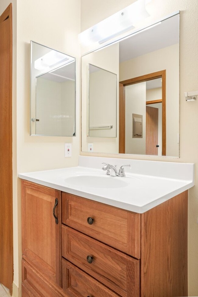 Building Photo - Remodeled 1 bed, 1 bath Gunbarrel Condo! Available NOW!
