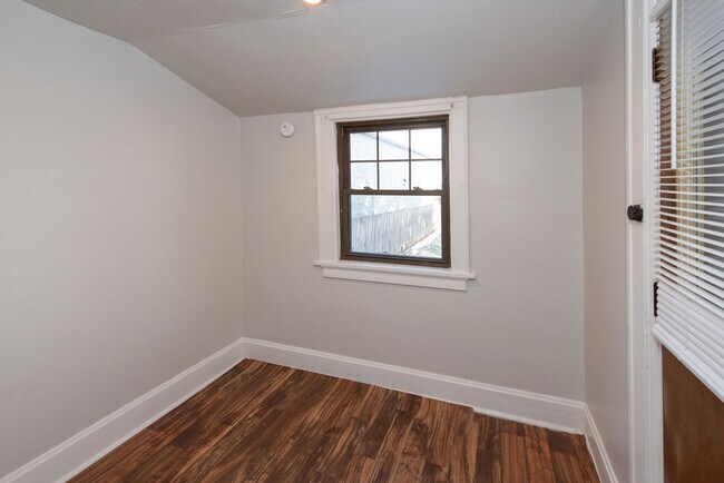 Building Photo - Beautifully updated Tudor style duplex. Upper unit. Large rooms. 2 balconies, private entry. Fenc...