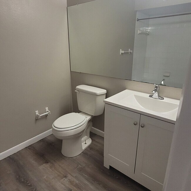 Building Photo - 1/1 condo on ground floor available now in Rockledge