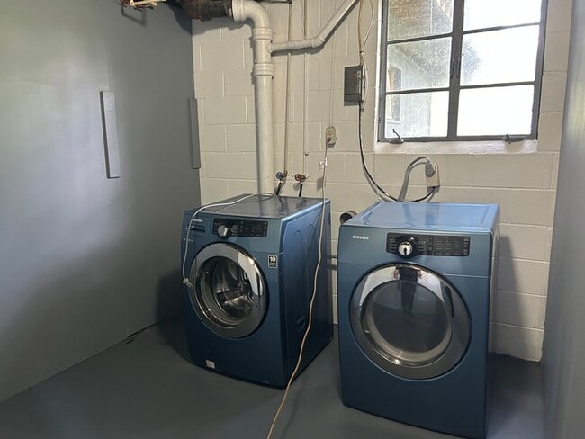 Building Photo - Newly Renovated 2 Bedroom Home Available f...