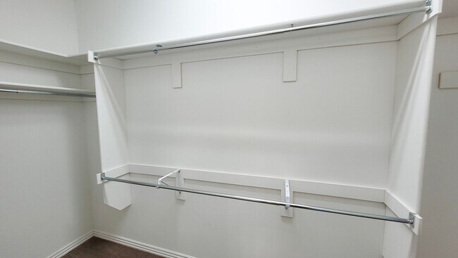 Building Photo - Spacious Townhouse located in Chaffee Cros...