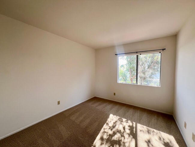 Building Photo - Spacious 4BD/2.5Bth Home in Rancho Penasqu...