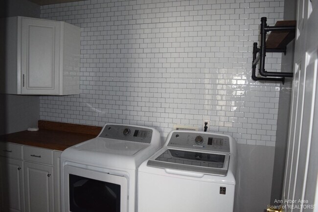 Building Photo - 8549 Hawthorn Hill