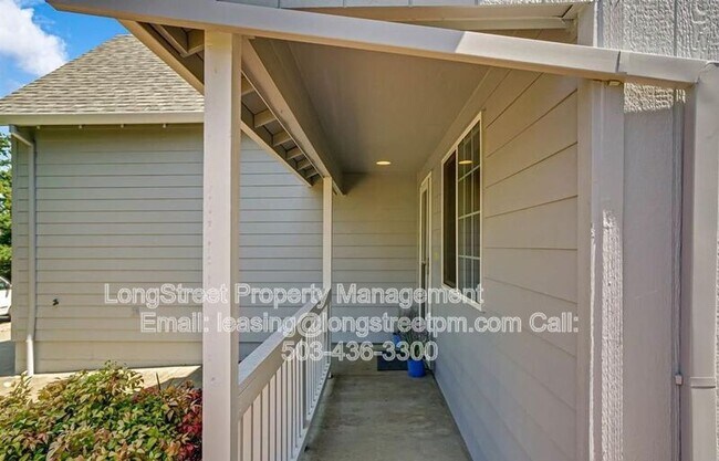 Building Photo - 332 NE Carmen Pl