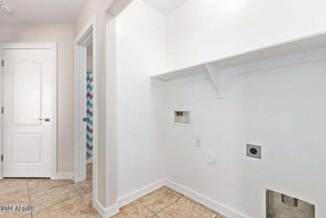 Building Photo - Remodeled 3 Bedroom Beauty!