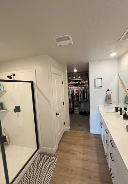 Walk-in Closet and Separate Powder Room - 525 W Caroles Way