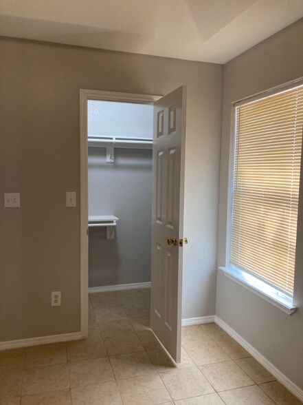 Building Photo - 521 Amigos Ln