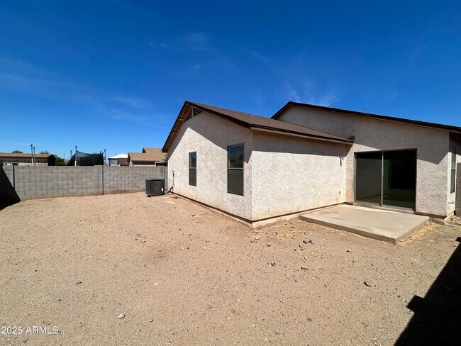 Building Photo - 11613 W Bloomfield Rd