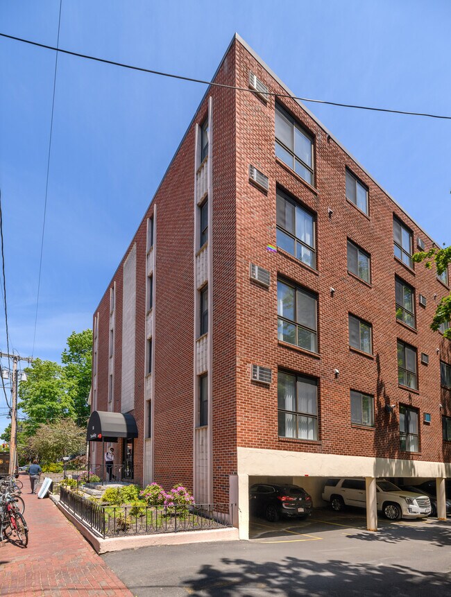 Building Photo - 16 Trowbridge St