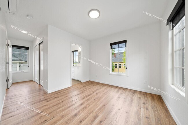 Building Photo - 1106-1110 SE Lincoln St